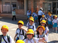 ①出発　校長先生とタッチ