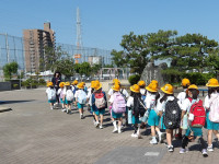 ②出発　校門を出ます！