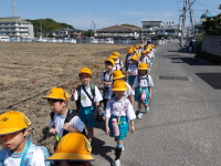 ③道の右側歩く